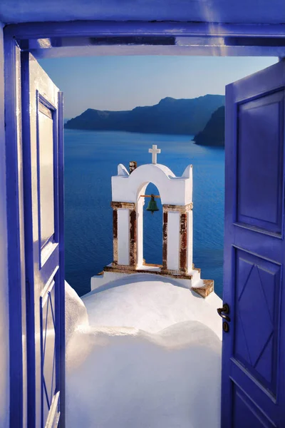 Santorini Uitzicht Met Bel Tegen Open Blauwe Deur Oia Dorp — Stockfoto