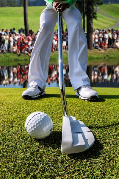 トーナメント中にゴルフをする男 — ストック写真