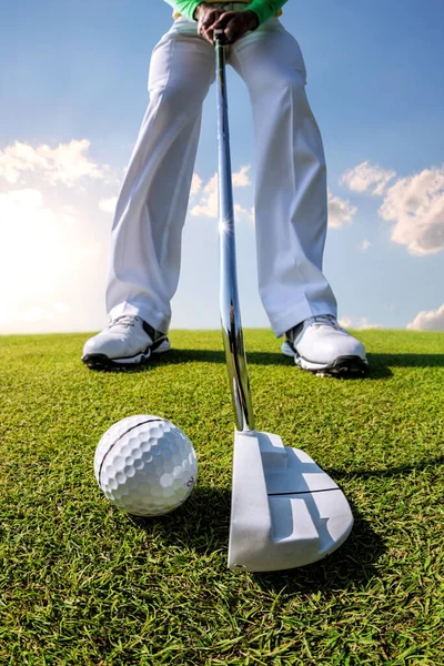 Man Spelar Golf Mot Blå Himmel — Stockfoto