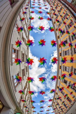 Çek Cumhuriyeti 'nde Olomouc' ta (UNESCO) mavi gökyüzüne karşı tarihi binalara sahip renkli küçük rüzgar değirmenleri