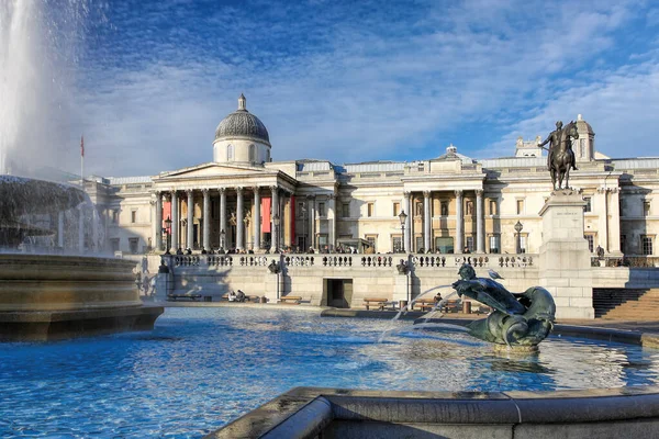 イギリスのロンドンに噴水のあるトラファルガー広場 ロイヤリティフリーのストック画像