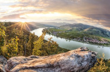Avusturya, Aşağı Avusturya 'daki Duernstein köyüne karşı Tuna Nehri' nin renkli günbatımında Wachau Vadisi 'nin Panorama' sı (Unesco Dünya Mirası Alanı)