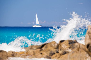 Calabria 'nın gök mavisi kıyıları ve Vibo Valentia, Calabria, Güney İtalya' da açık denizde yelkenlileri var.