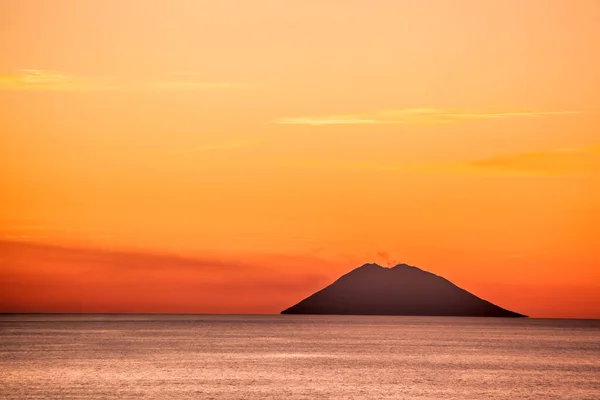 Stromboli Actieve Vulkaan Tegen Kleurrijke Zonsondergang Italië Uitzicht Vanaf Calabrië — Stockfoto