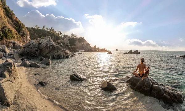 Chica Con Perro Sentado Una Roca Junto Playa Meditando Contra —  Fotos de Stock