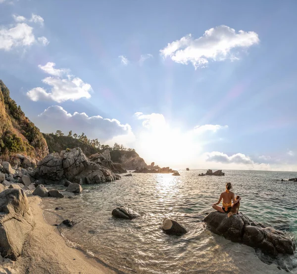 Lány Kutyával Egy Sziklán Strand Mellett Meditál Naplemente Ellen Tenger — Stock Fotó