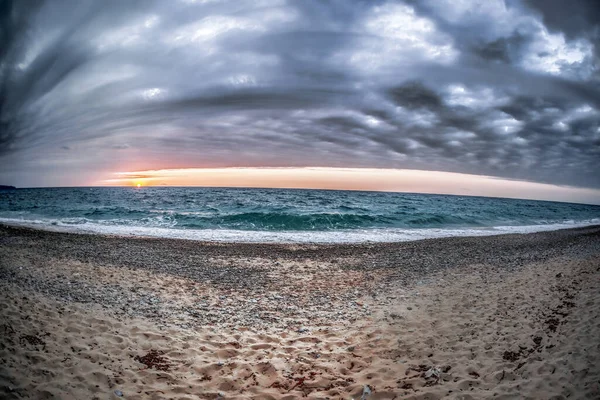 カラブリア州のカラフルな夕日に対する素晴らしいビーチ イタリア — ストック写真