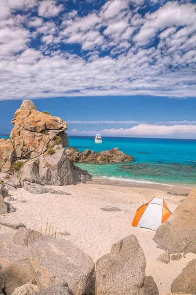 Bahía Azul Con Hermosa Playa Entre Rocas Contra Lancha Lujo —  Fotos de Stock