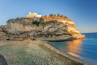 Santa Maria dell Isola Manastırı, Tyrrhenian Denizi 'nin tepesindeki eski kilise halk plajı intropea, Vibo Valentia, Calabria, Güney İtalya