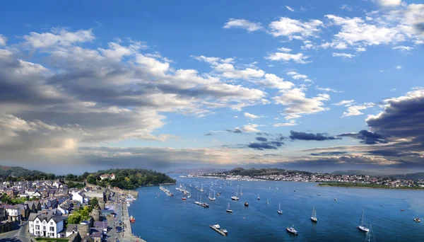 Wales Coast Birleşik Krallık'taki Conwy Körfezi ile — Stok fotoğraf