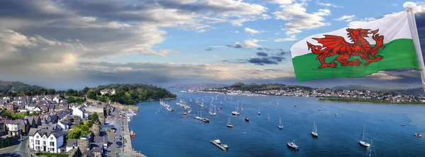 Wales Coast Birleşik Krallık'taki Conwy Körfezi ile — Stok fotoğraf