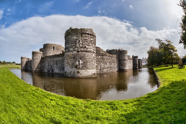 Famous Beaumaris Castle in Anglesey in Noord-Wales, Verenigd Koninkrijk, reeks Walesh kastelen — Stockfoto