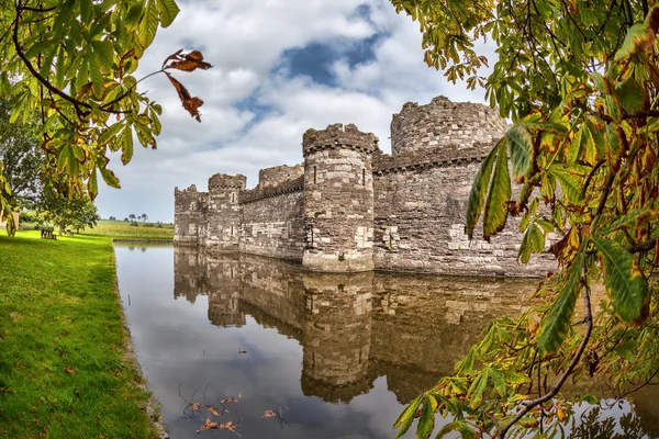 Castelo Beaumaris famoso em Anglesey, Gales do Norte, Reino Unido, série de castelos Walesh — Fotografia de Stock