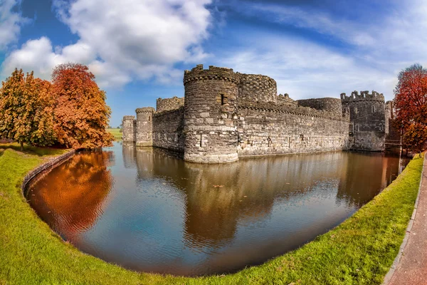 Berømte Beaumaris Castle i Anglesey, Nord-Wales, Storbritannia, serie av slott i Walesh – stockfoto