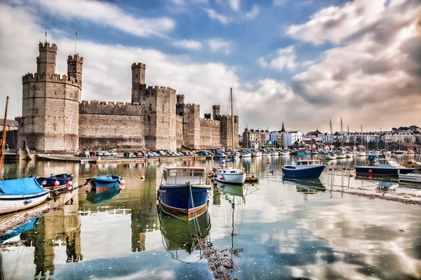 Caernarfon Castle i Wales, Storbritannia . – stockfoto