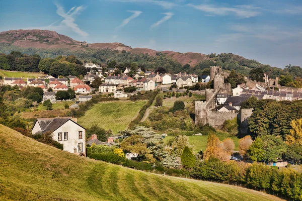 Walesiska landskap med del av Conwy town, Storbritannien — Stockfoto