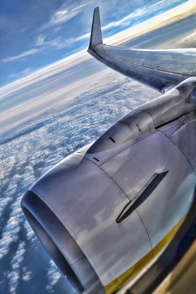 Bulutların üzerinde uçan bir uçağın kanadı — Stok fotoğraf
