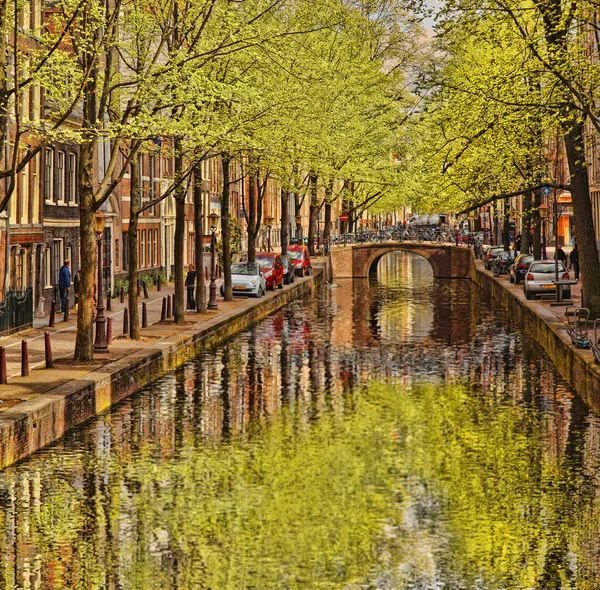 Amsterdam city med canal i Holland — Stockfoto