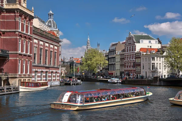 Amsterdam stad met canal in Holland — Stockfoto