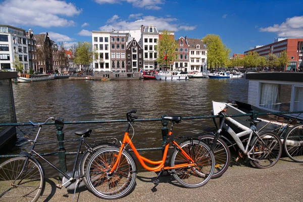 Amsterdam stad met canal in Holland — Stockfoto