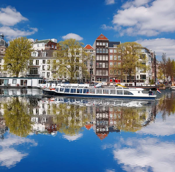 Amsterdam stad met canal in Holland — Stockfoto