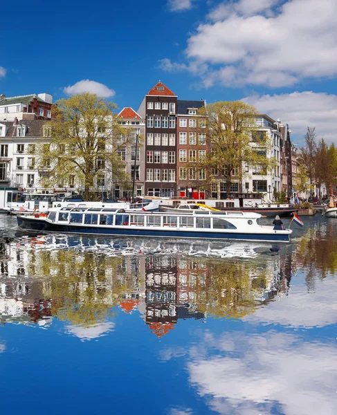 Amsterdã cidade com canal na Holanda — Fotografia de Stock