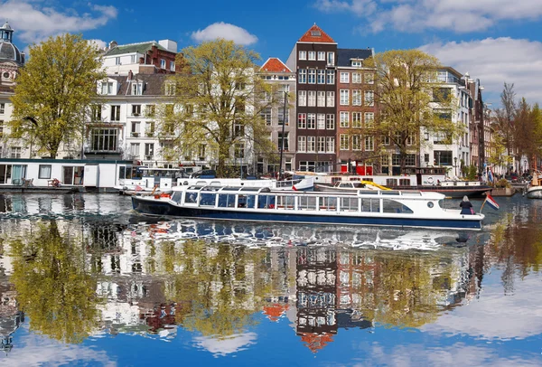 Amsterdam city mit kanal in holland — Stockfoto