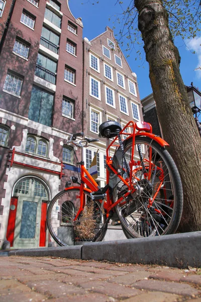 Amsterdam city mit kanal in holland — Stockfoto