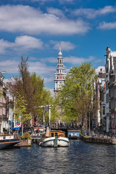 Amsterdam by med kanal i Holland – stockfoto