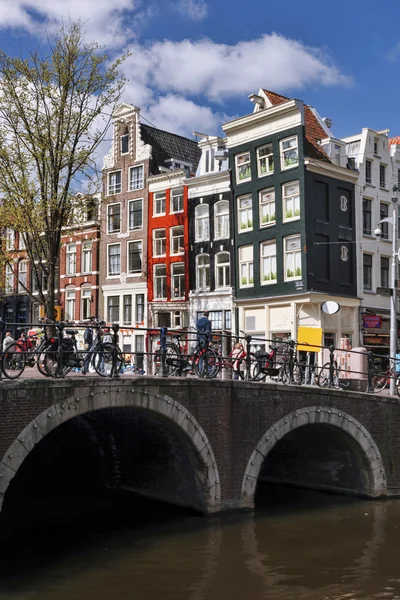 Διάσημη πόλη του Άμστερνταμ με κανάλι στην Ολλανδία — Φωτογραφία Αρχείου