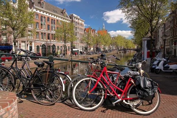 Famosa città di Amsterdam con canale in Olanda — Foto Stock