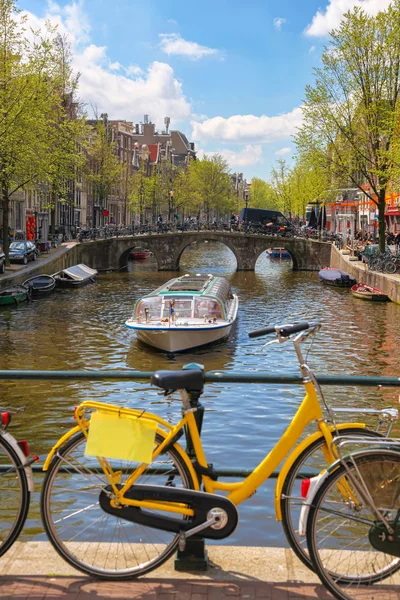 Famosa ciudad de Ámsterdam con canal en Holanda —  Fotos de Stock
