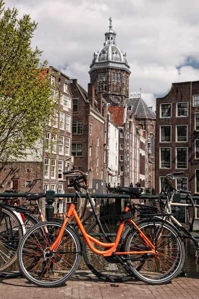 Berömda Amsterdam city med canal i Holland — Stockfoto