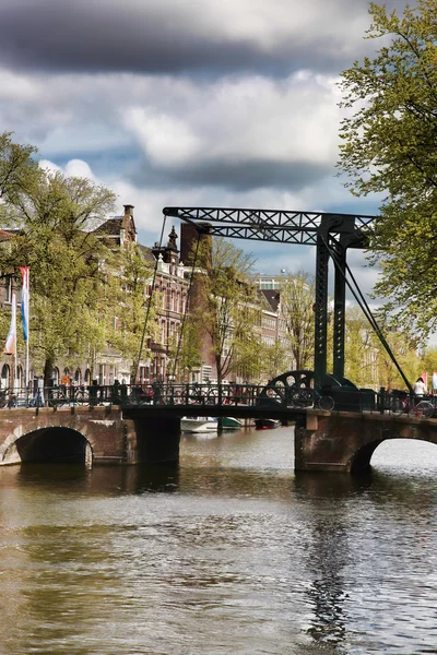 Berühmte amsterdam stadt mit kanal in holland — Stockfoto