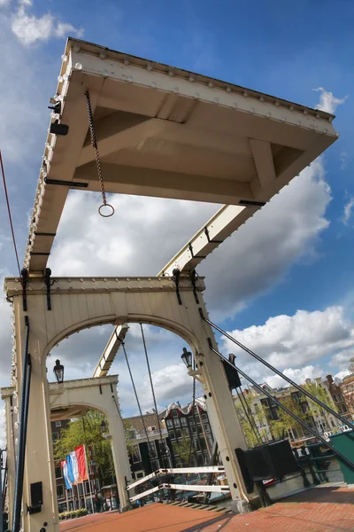 Berühmte amsterdam stadt mit kanal in holland — Stockfoto