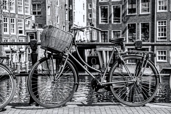 Beroemde Amsterdam stad met canal in Holland — Stockfoto