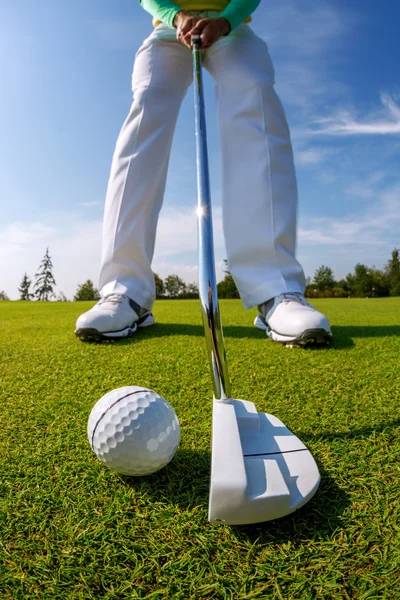 Uomo che gioca a golf — Foto Stock