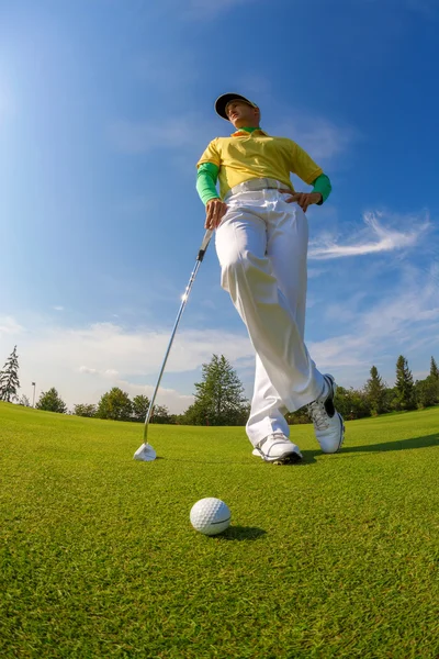 Uomo che gioca a golf — Foto Stock