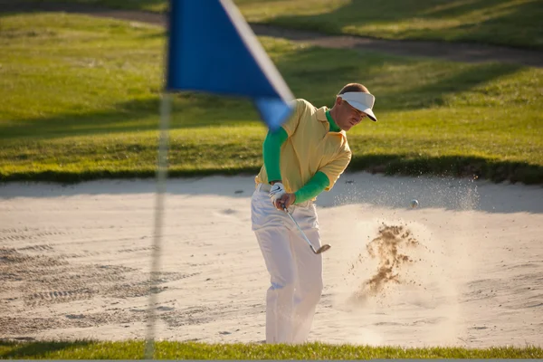 Uomo che gioca a golf — Foto Stock