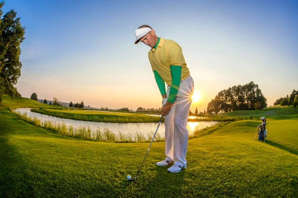 Man playing golf — Stock Photo, Image