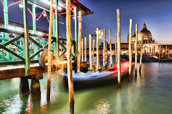 Venedig mit Gondeln auf Kanal in Italien — Stockfoto