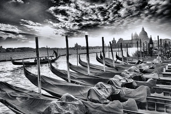 Venezia con gondole sul canale in Italia — Foto Stock