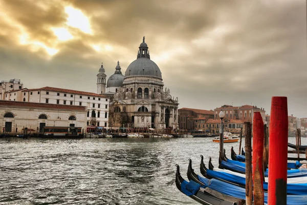 Veneza com gôndolas no canal na Itália — Fotografia de Stock