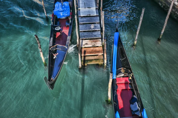 Βενετίας με τις γόνδολες στο κανάλι στην Ιταλία — Φωτογραφία Αρχείου