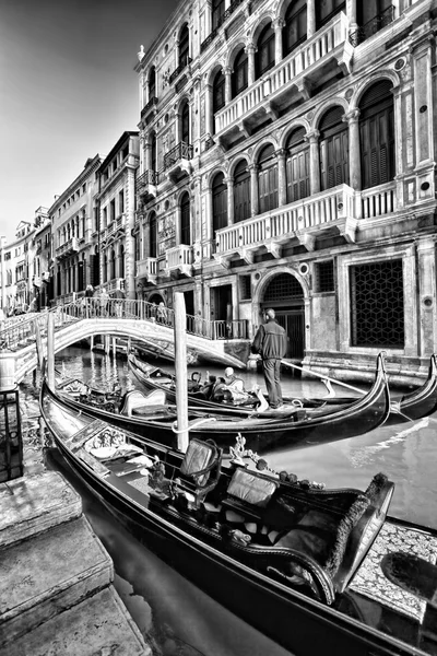 Venedig mit Gondeln auf Kanal in Italien — Stockfoto