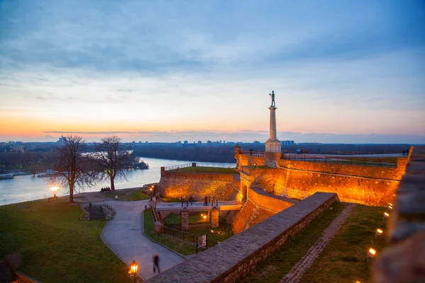 Памятник Победы с памятником в столице Сербии Белграде — стоковое фото