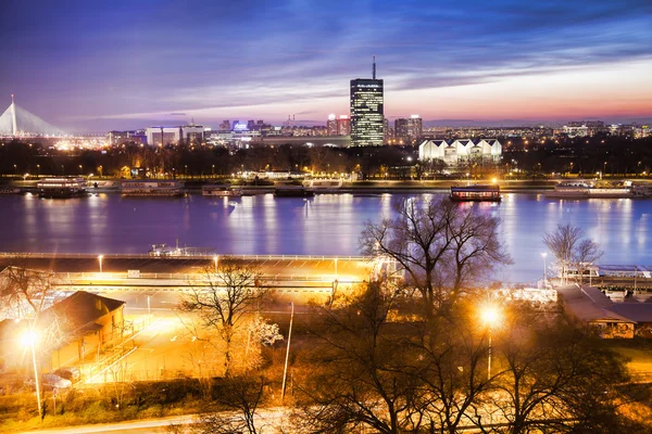 Belgrado stad met de rivier Donau in de avond, kapitaal stad van Servië — Stockfoto