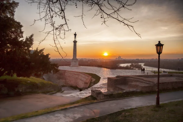 Statue de la Victoire avec un monument dans la capitale Belgrade, Serbie — Photo