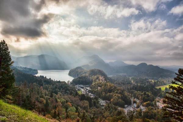 Alperna i Bayern med soliga strålar mot sjön i Tyskland — Stockfoto