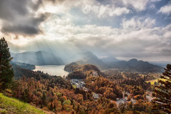 Alps in Bavaria with sunny beams against lake in Germany — Stock Photo, Image